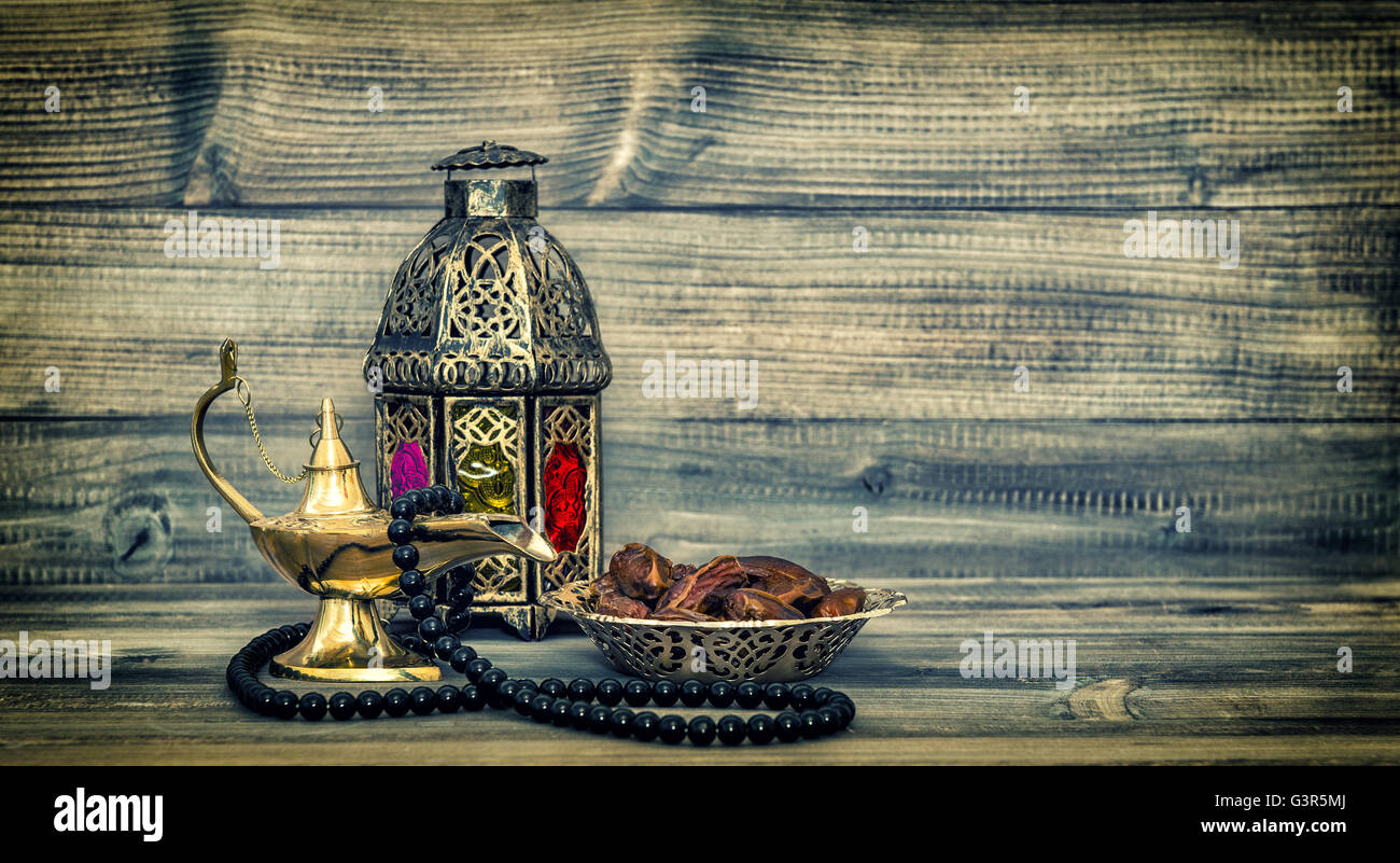 Antik Laterne arabische und islamische Rosenkranz. Orientalischer Urlaub Dekoration mit Früchten stammt. Vintage-Stil getönten Bild Stockfoto