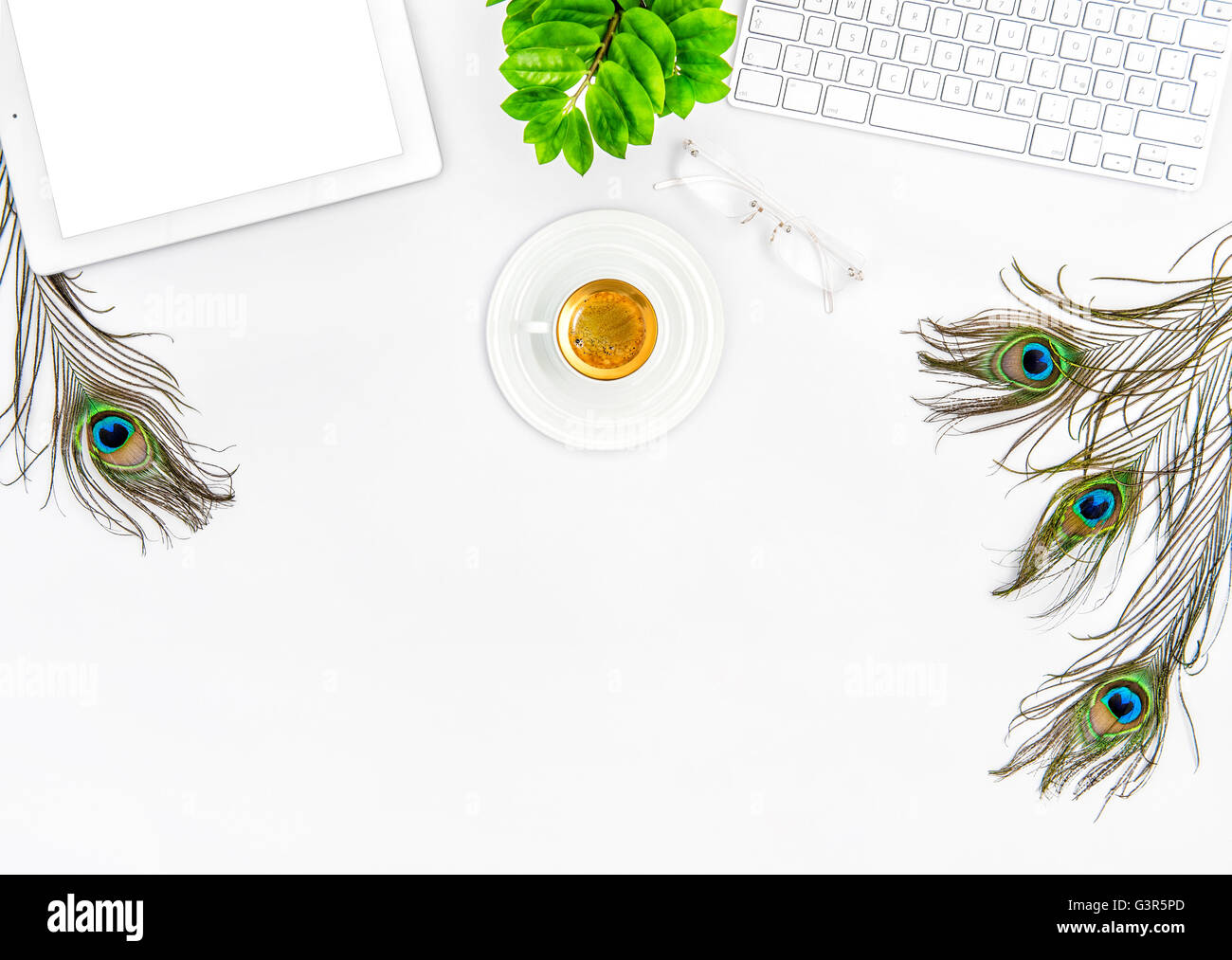 Schreibtisch mit Tastatur, TabletPC, Kaffee, grüne Pflanze. Mock-up kreativen Arbeitsplatz Stockfoto