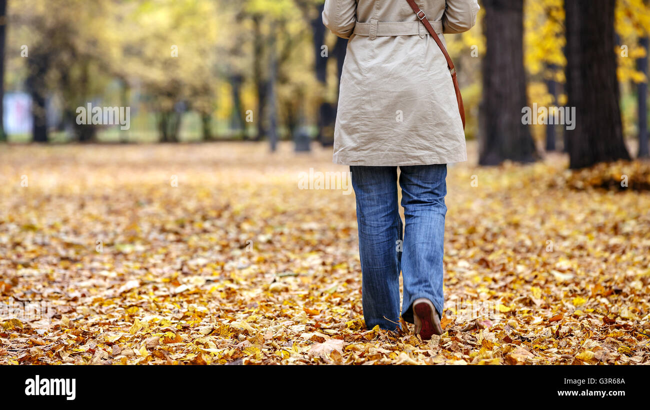 Einsame Frau in einem Park im Herbst Stockfoto