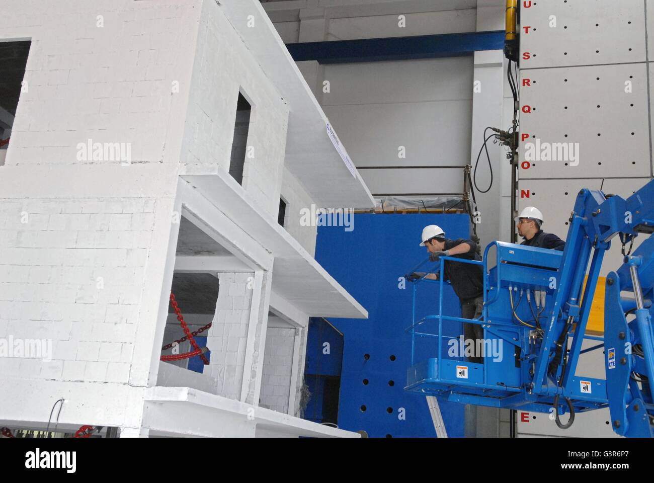 Pavia (Italien), EUCENTRE - European Center for Earthquake Engineering, Kontrolle der Schäden, die auf ein kleines Gebäude eine halbe Größe des natürlichen in armiertem Beton und Ziegel produziert Stockfoto