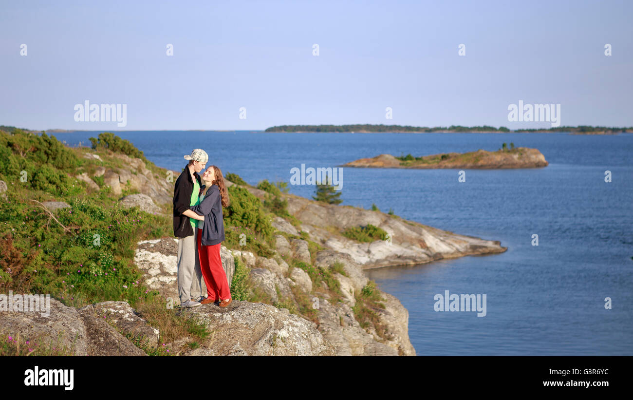 Schweden, Sodermanland, Stockholmer Schären, Teenage Girl (16-17) und junger Mann umarmt auf dem Seeweg Stockfoto
