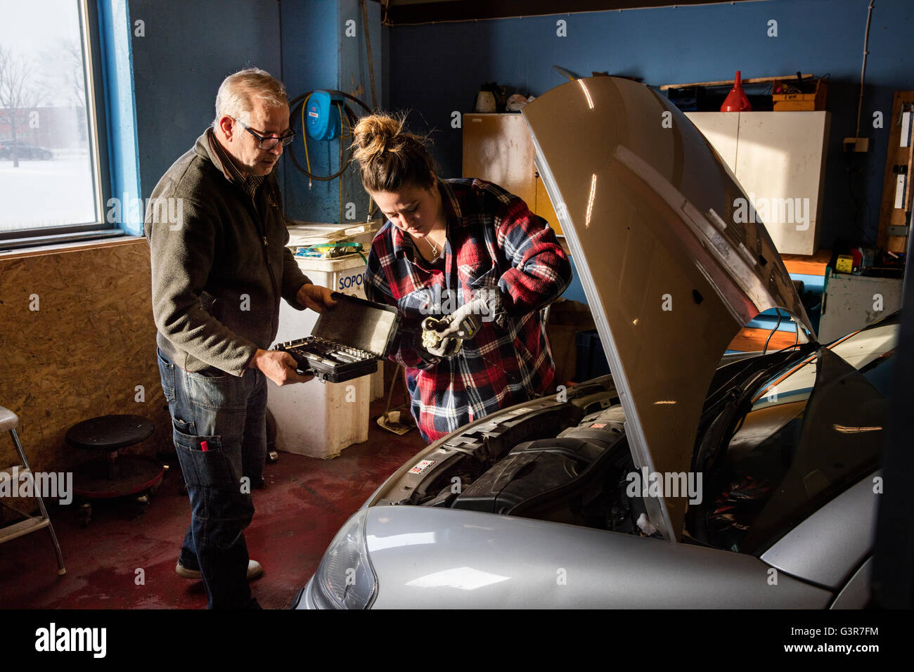 Schweden Car Reparatur U Handelsges Mbh Weibliche automechanik -Fotos und -Bildmaterial in hoher Auflösung – Alamy