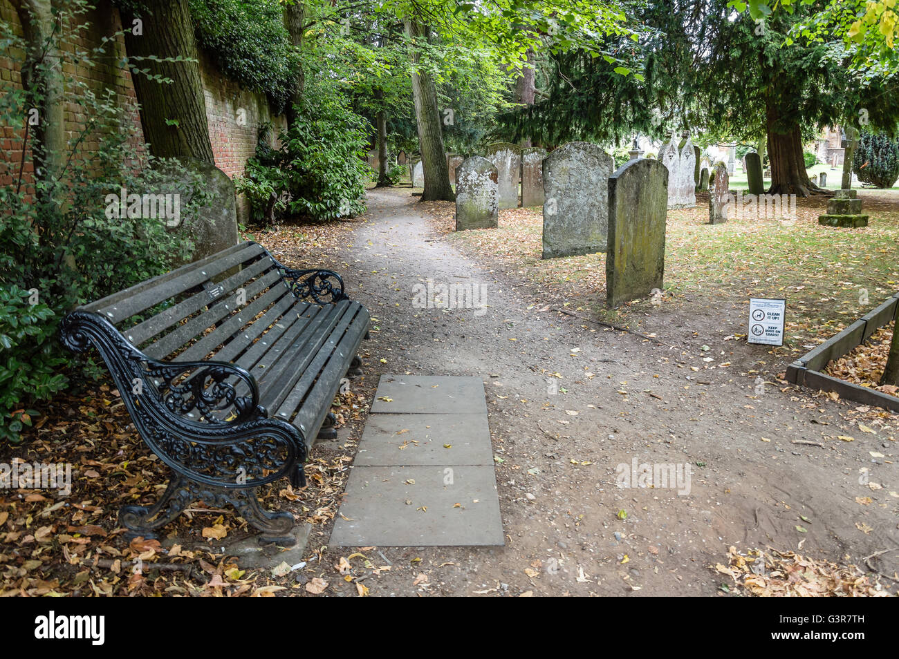 Englischer Friedhof mit einer einsamen Bank ein bewölkter Tag Stockfoto