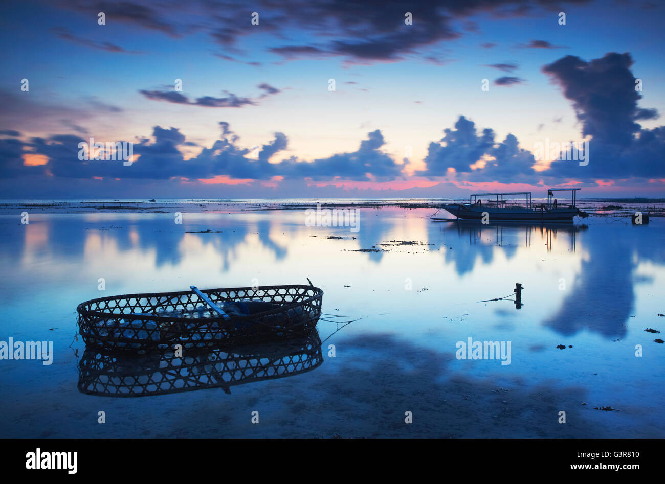 Fischerboot im Morgengrauen, Nusa Lembongan, Bali, Indonesien Stockfoto