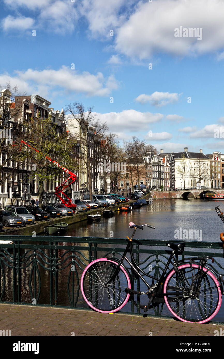 Pink bike amsterdam holland -Fotos und -Bildmaterial in hoher Auflösung –  Alamy