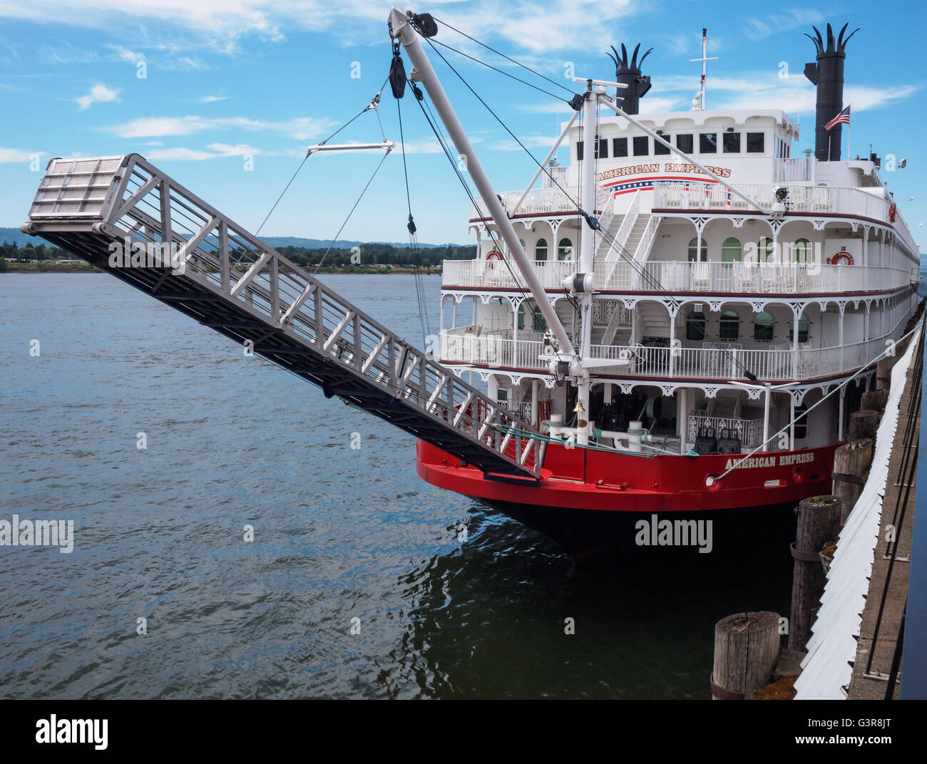 Bild des Schiffes Schaufelrad American Kaiserin angedockt an Vancouver Washington.  Das Schiff nimmt Passagiere auf Exkursionen. Stockfoto