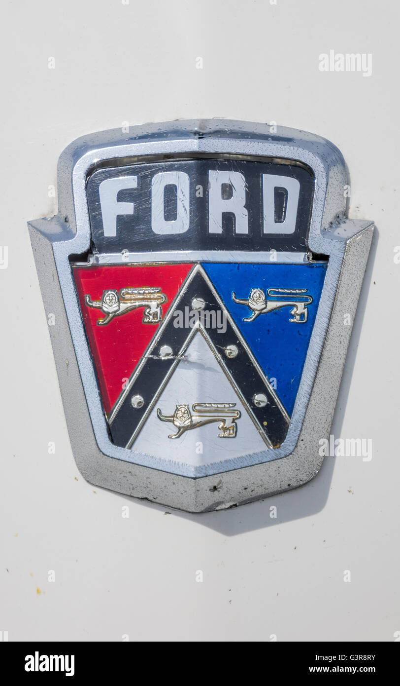 Hood Ornament Emblem von einem amerikanischen fünfziger Jahre 1955 Ford Customline Auto Stockfoto