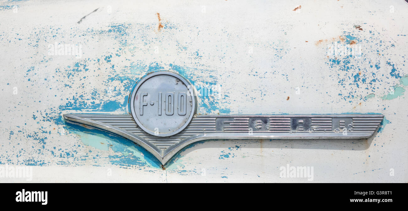 Ein fünfziger Jahre Ford F100 Pick Up Truck Abzeichen Emblem auf der Motorhaube des Fahrzeugs Stockfoto