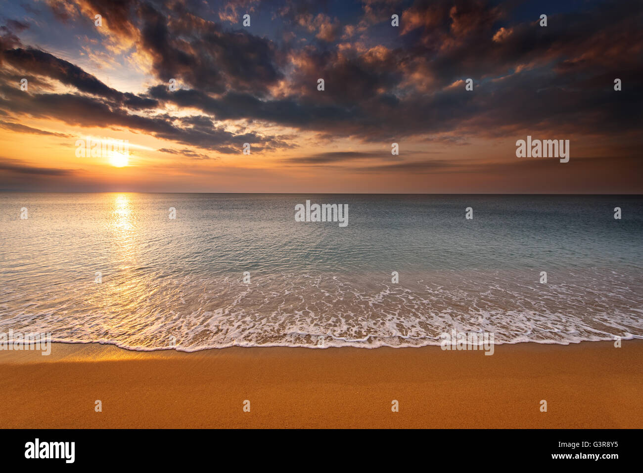 Brillante Ozean Strand Sonnenaufgang. Stockfoto