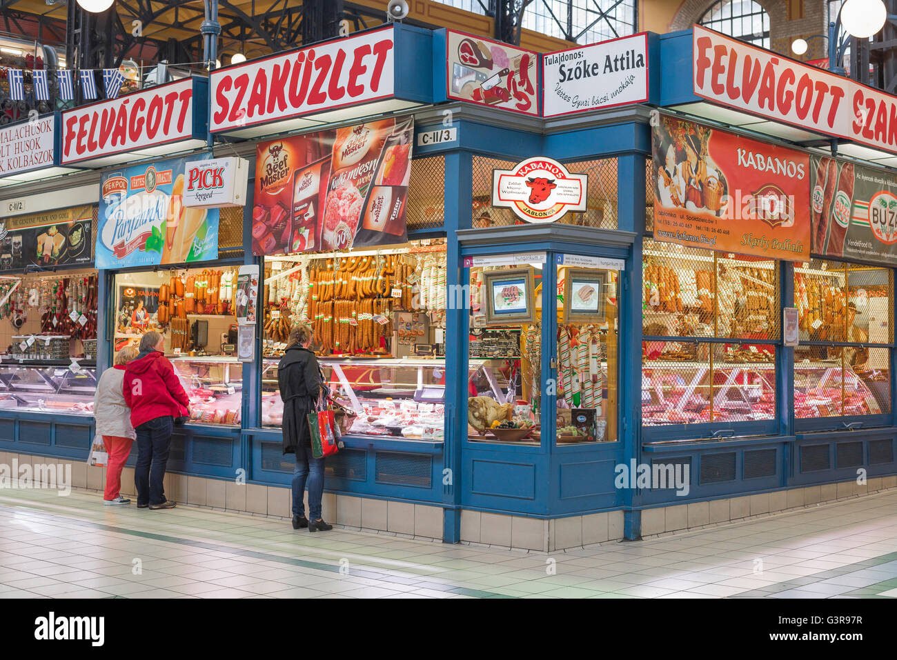 Budapest Große Markthalle, Leute einkaufen im Inneren der großen Markt in der jozsefvaros Bereich von Budapest, Ungarn. Stockfoto