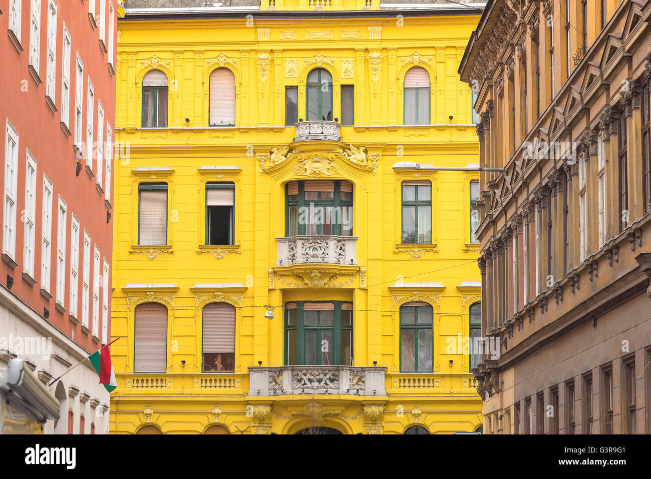 Jozsefvaros Budapest, Blick auf ein farbenfrohes Mehrfamilienhaus aus dem 19th. Jahrhundert im Stadtteil Jozsefvaros von Budapest, Ungarn. Stockfoto