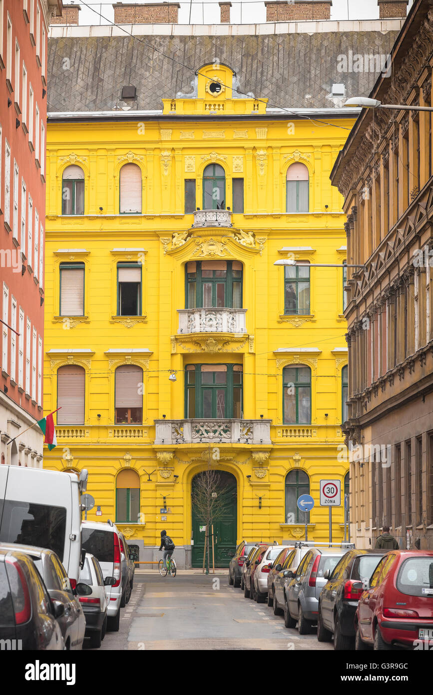 Budapest jozsefvaros, Blick auf ein farbenfrohes Apartmentgebäude im Stadtteil Jozsefvaros von Budapest, Ungarn. Stockfoto