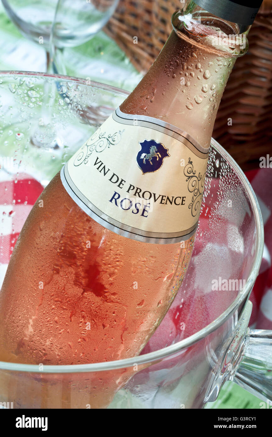 Rosé Cotes de Provence Französische Rosé-Weinflasche im Weinkühler auf einem Picknicktisch im Freien mit Picknickkorb Stockfoto
