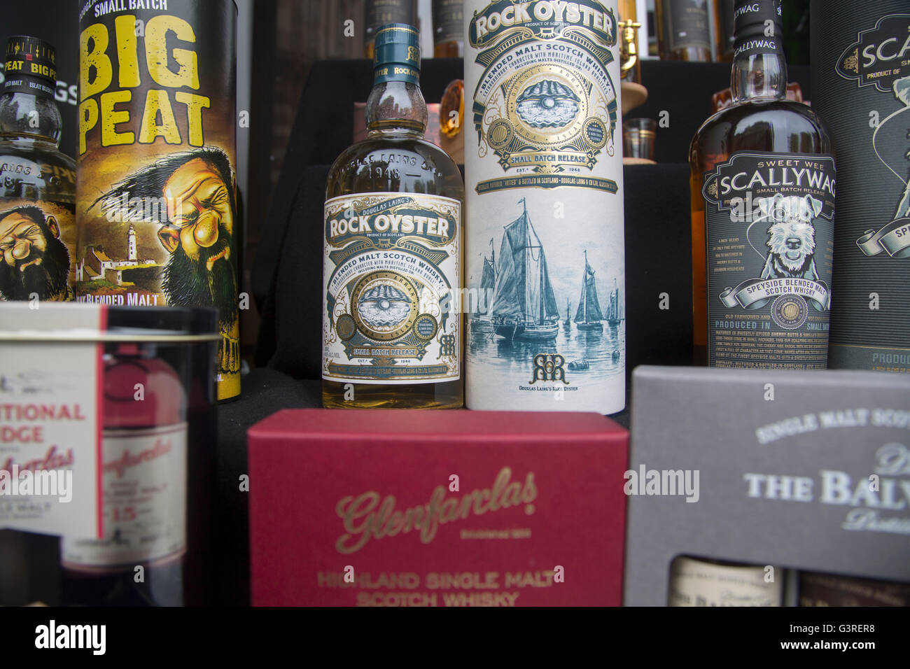 SCALLYWAG und Rock-Oyster-Whisky-Flaschen; Edinburgh; Schottland Stockfoto