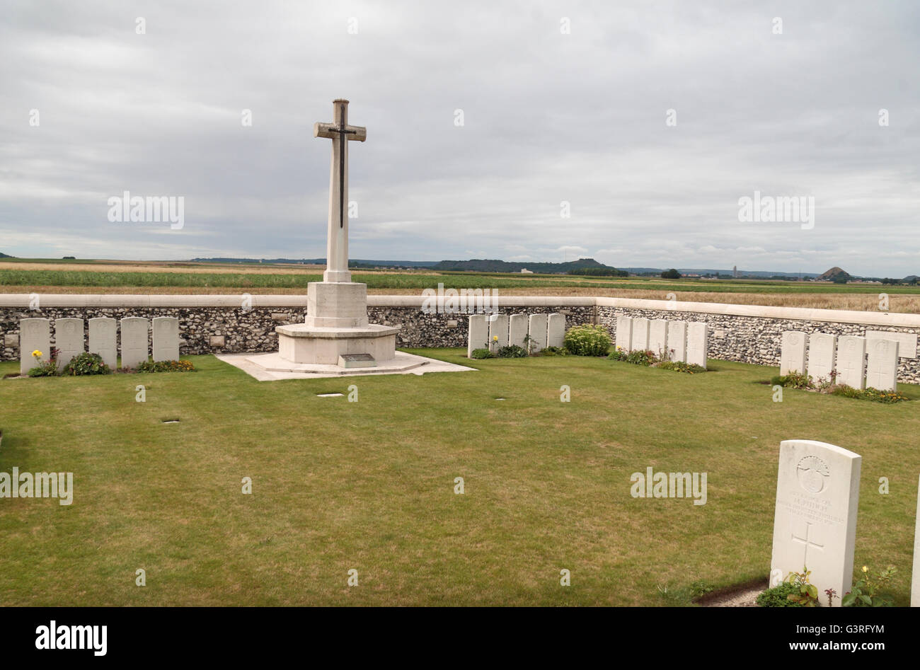 Kreuz des Opfers und Grabsteine in der CWGC Ninth Avenue Friedhof, Haisnes, Pas-De-Calais, Frankreich. Stockfoto
