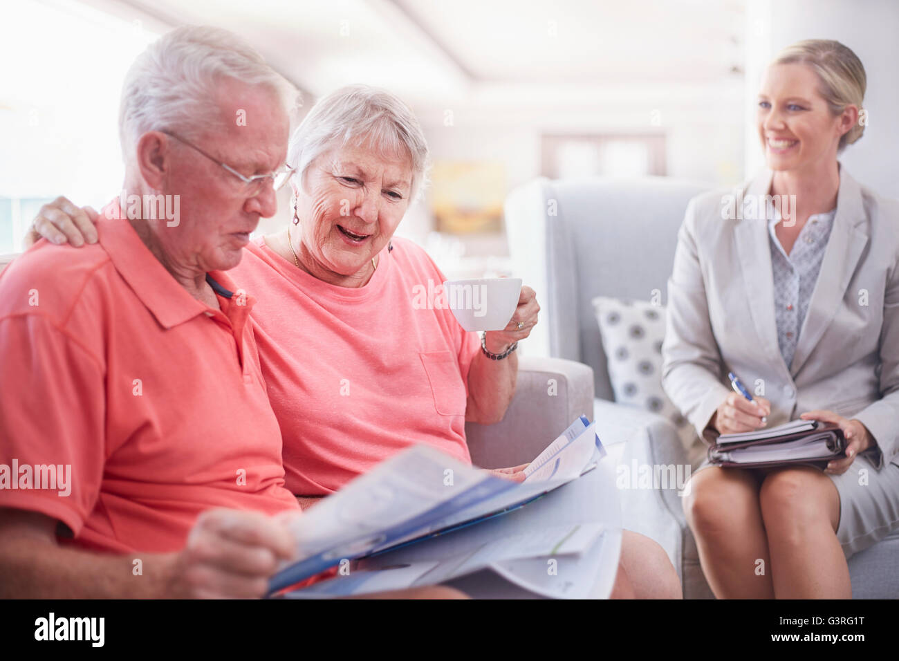 Finanzberater diskutieren Papierkram mit älteres paar Stockfoto