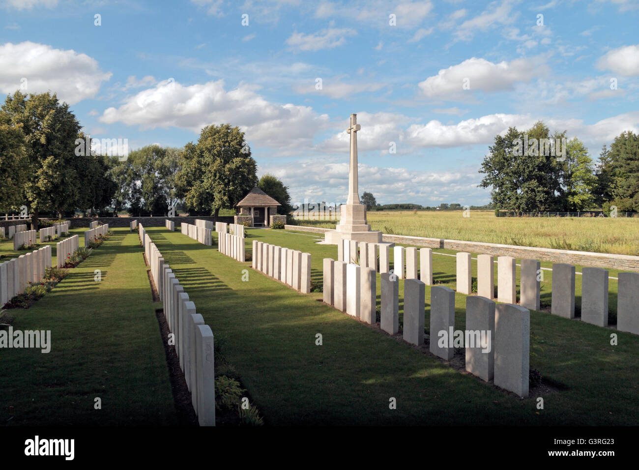 Kreuz des Opfers und der Grabsteine im CWGC Postamt Gewehre Friedhof, Festubert, Pas-De-Calais, Frankreich. Stockfoto