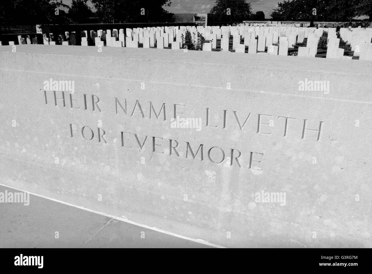 Der Erinnerung-Stein in der CWGC St. Vaast Post Militärfriedhof, Richebourg-l'Avoue, Pas-De-Calais, Frankreich. Stockfoto