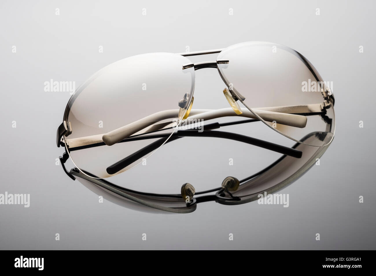 weiße Sonnenbrille mit Metallrahmen und Reflexion Stockfoto