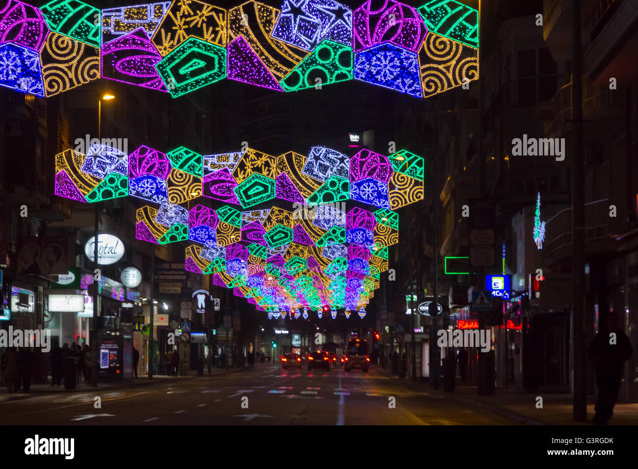Bunte Lichter schmücken die Straßen zu Weihnachten, Madrid, Spanien Stockfoto