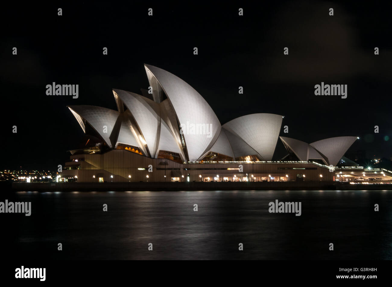 Die legendären Sydney Opera House in der Nacht durch eigene Lichter beleuchtet Stockfoto
