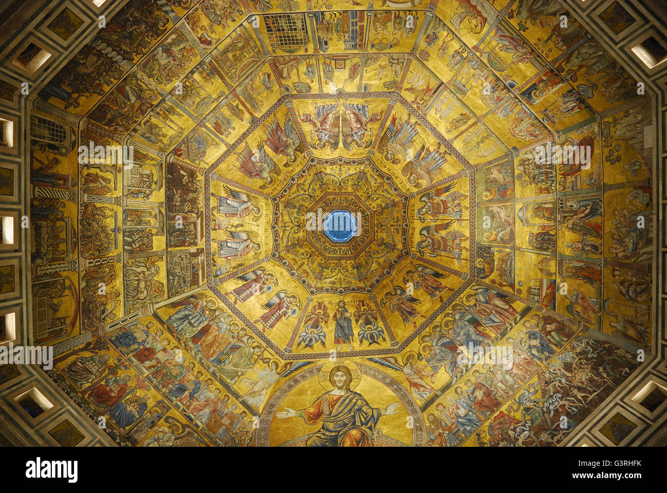 Mosaik-bedeckten Innenraum der achteckigen Kuppel. Florenz Baptisterium, auch bekannt als das Baptisterium des Heiligen Johannes, ist eine religiöse b Stockfoto