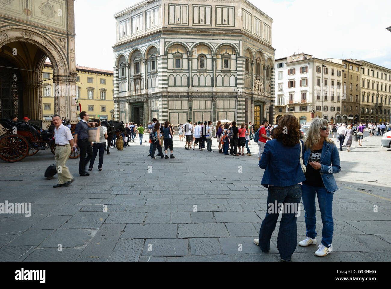 Touristen neben Baptisterium des Heiligen Johannes von der Piazza del Duomo. Florenz, Toskana, Italien, Europa Stockfoto