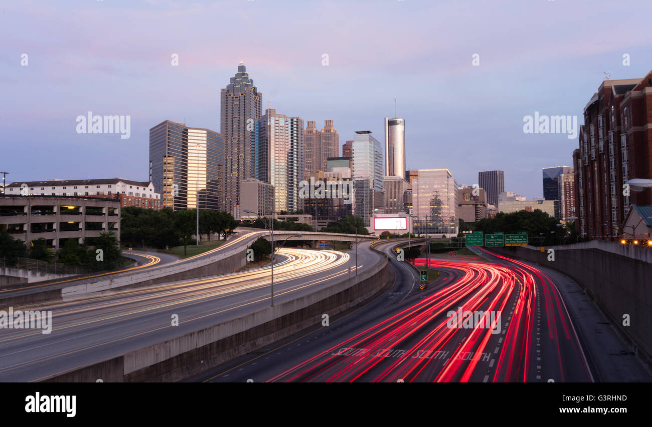 Rosa Farbtöne füllen den Himmel in Atlanta während der Abend-pendeln Stockfoto