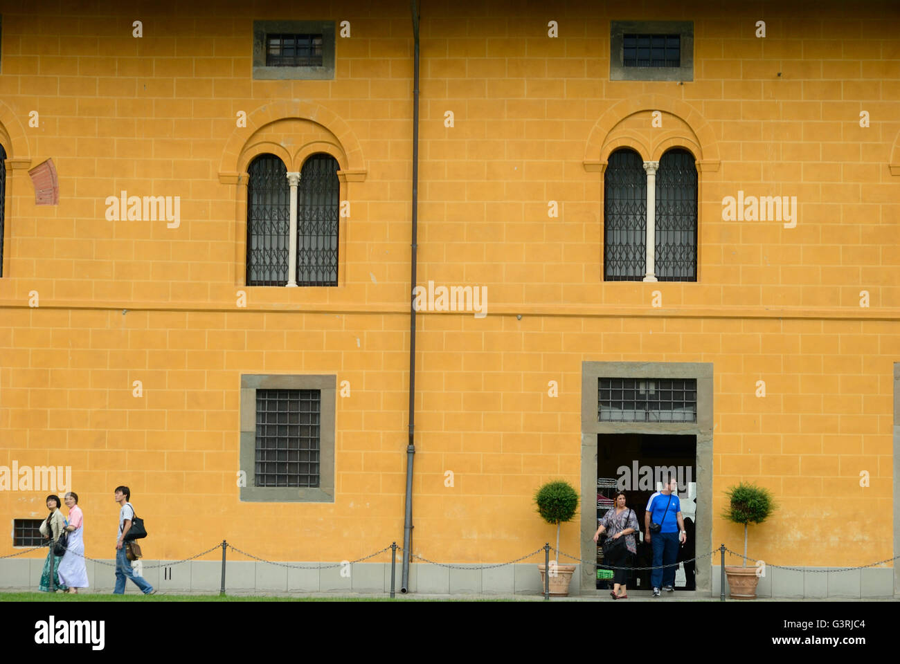 Touristen auf der Piazza del Duomo, Piazza dei Miracoli, im historischen Zentrum. Pisa, Toskana, Italien, Europa Stockfoto