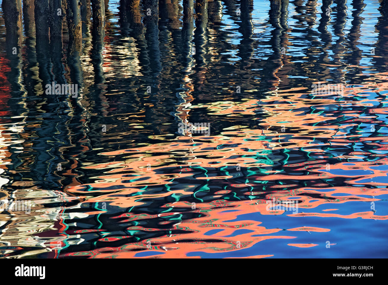 Morgen-Reflexionen von Fishermans Wharf schimmern in Monterey Harbor, Kalifornien. Stockfoto