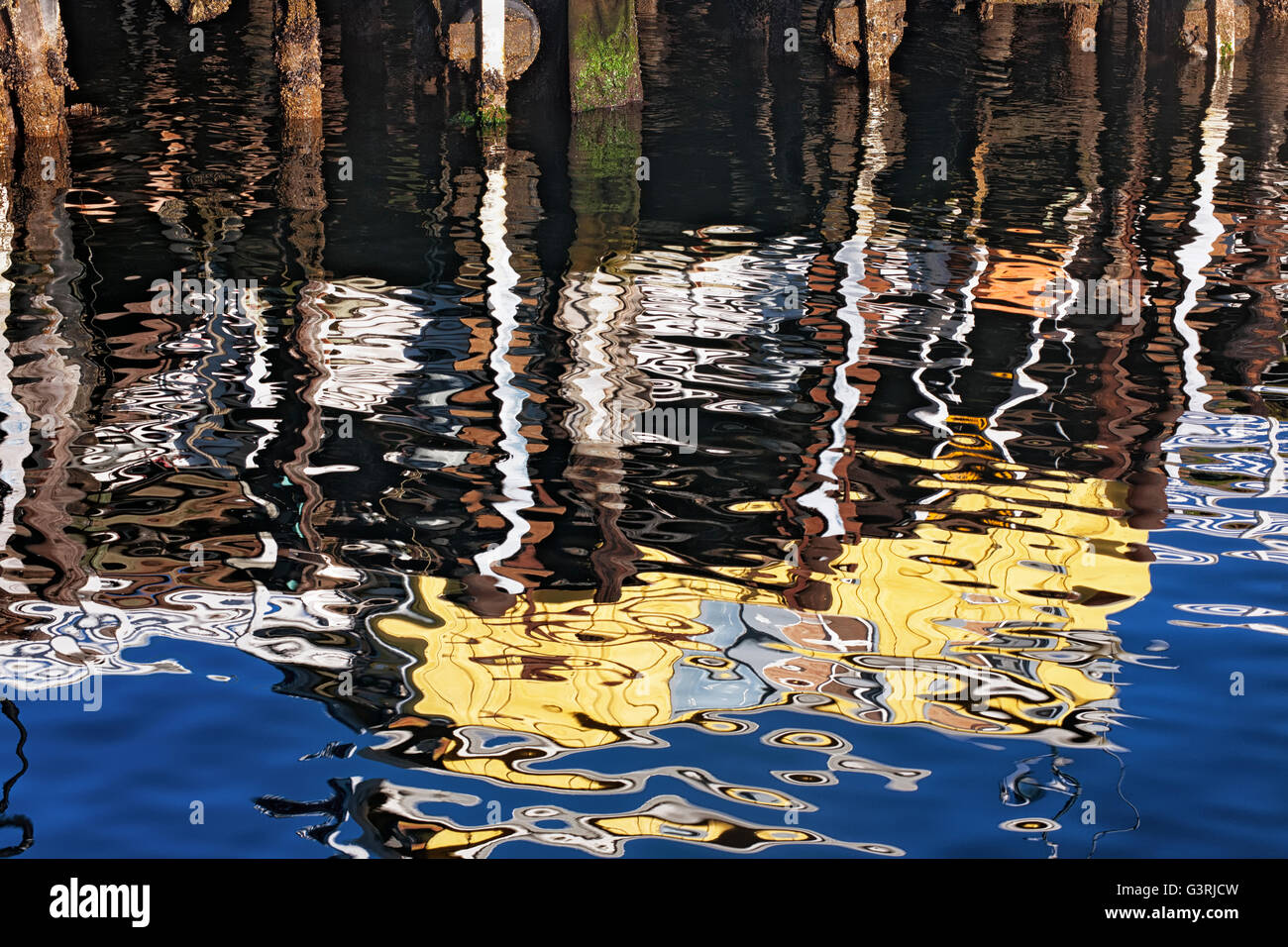 Morgen-Reflexionen von Fishermans Wharf schimmern in Monterey Harbor, Kalifornien. Stockfoto