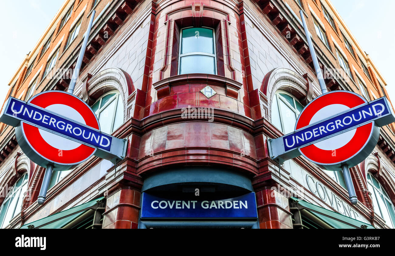 London, UK - 6. Juni 2016 - Covent Garden Station und ikonische Zeichen für die Londoner u-Bahn-System. Covent Garden Stockfoto