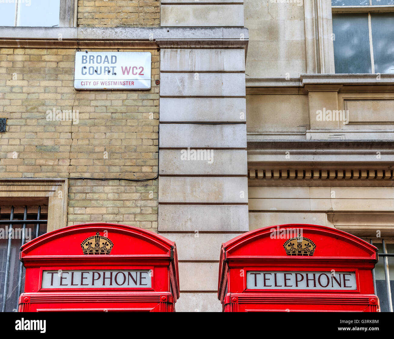 Die berühmten roten Telefonzellen und Street anmelden Broad Court, Covent Garden, London Stockfoto