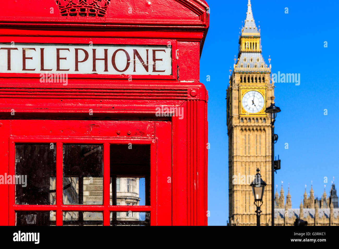 Kultigen roten Telefonzelle mit Big Ben gegen blauen Himmel im Hintergrund Stockfoto