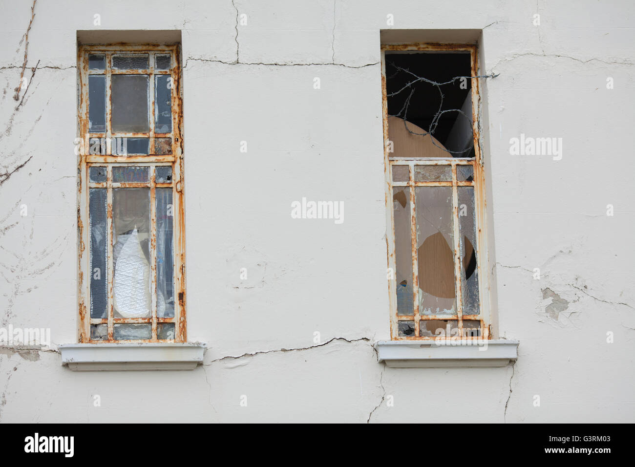 Paar rostige Fenster in einem verlassenen Gebäude Stockfoto