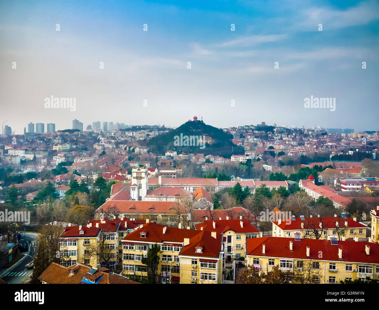 Qingdao alte Stadt südliche Stadtansicht mit historischen Stätten, zwischen kleinen Fisch-Hügel und Signal Hill Stockfoto