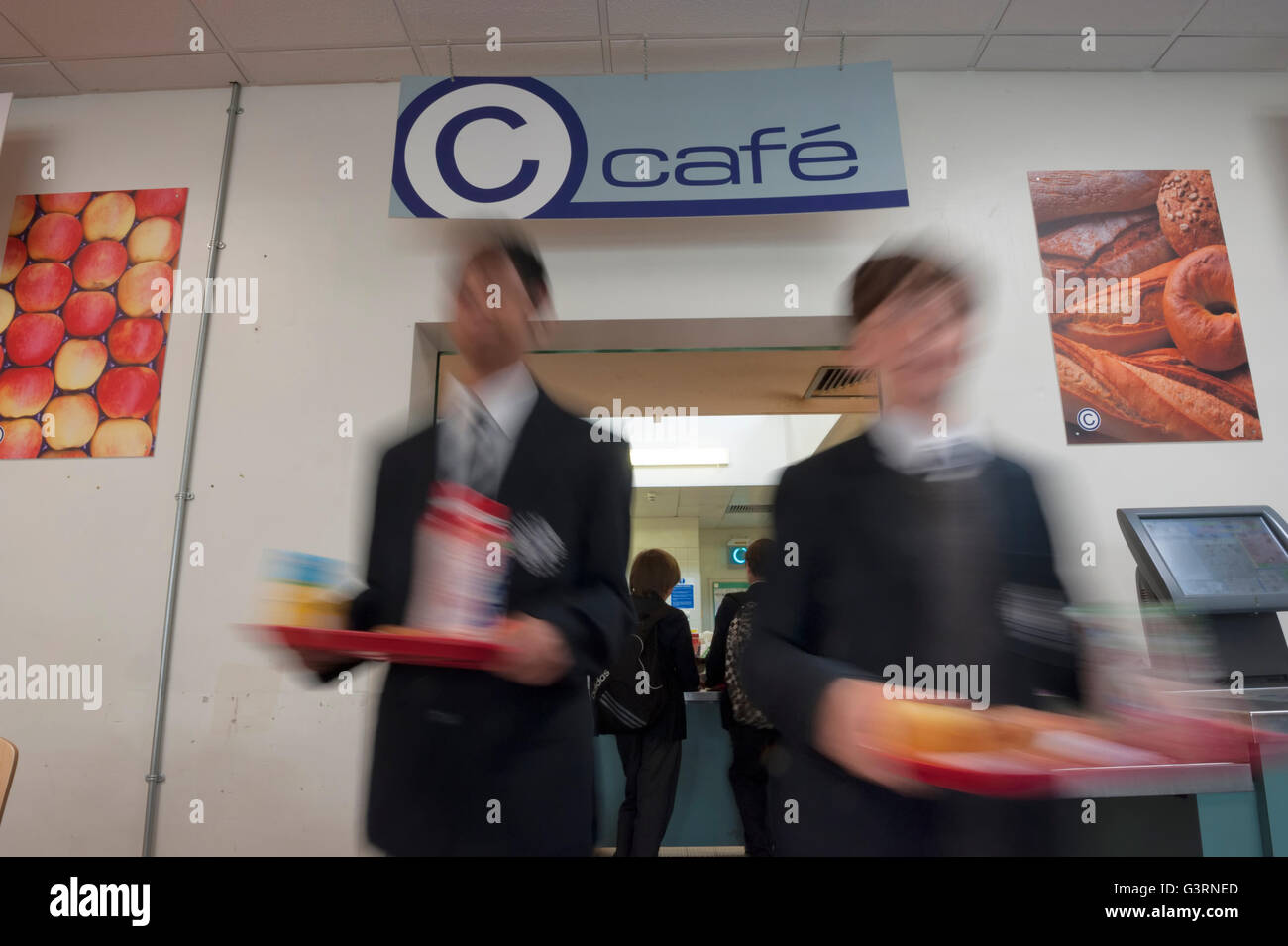 Mittagspause in einem Schulcafé, Speisesaal. England. GROSSBRITANNIEN Stockfoto