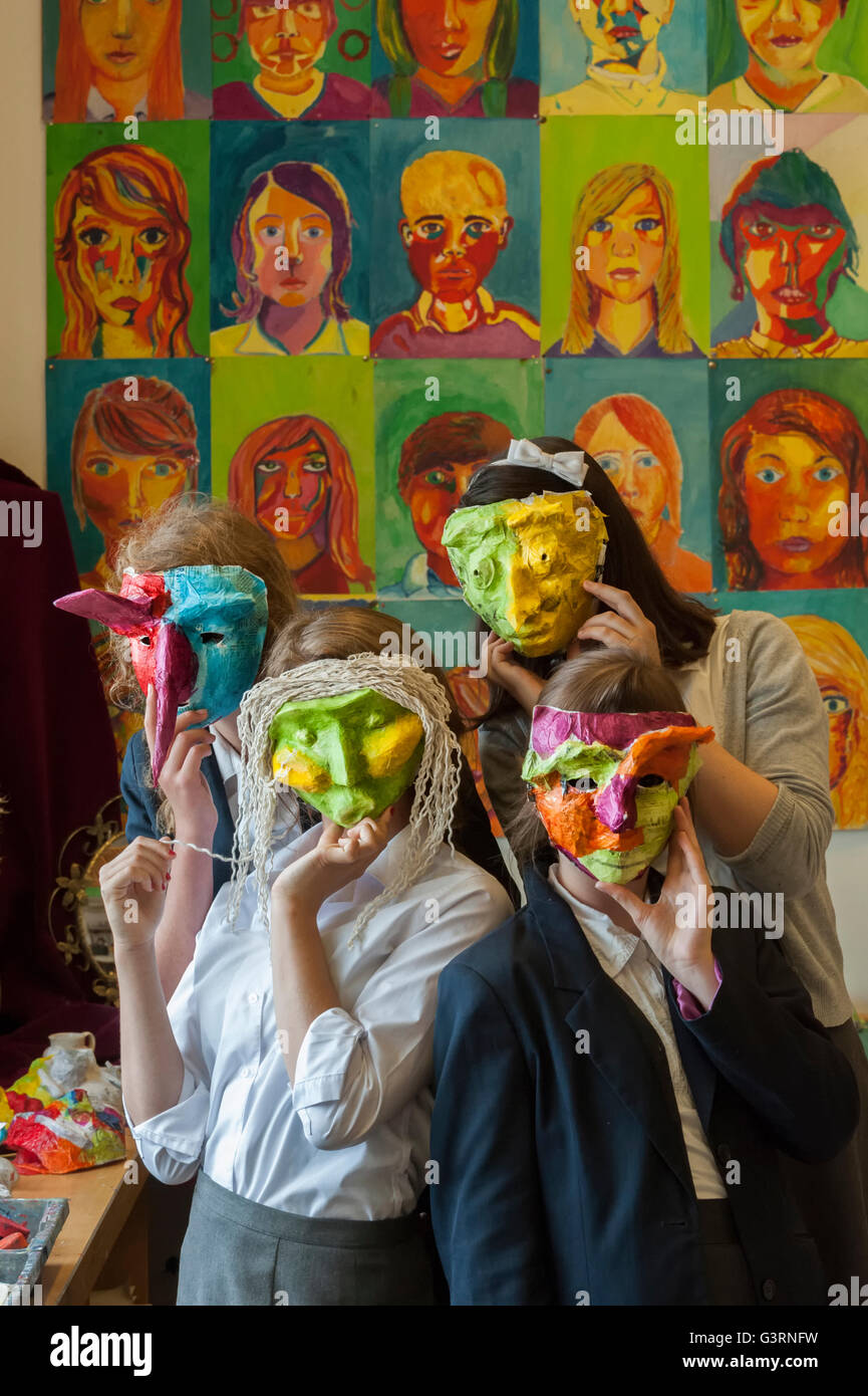 Schülerinnen und Schüler tragen Gesichtsmasken schufen in der Kunstabteilung. England. UK Stockfoto