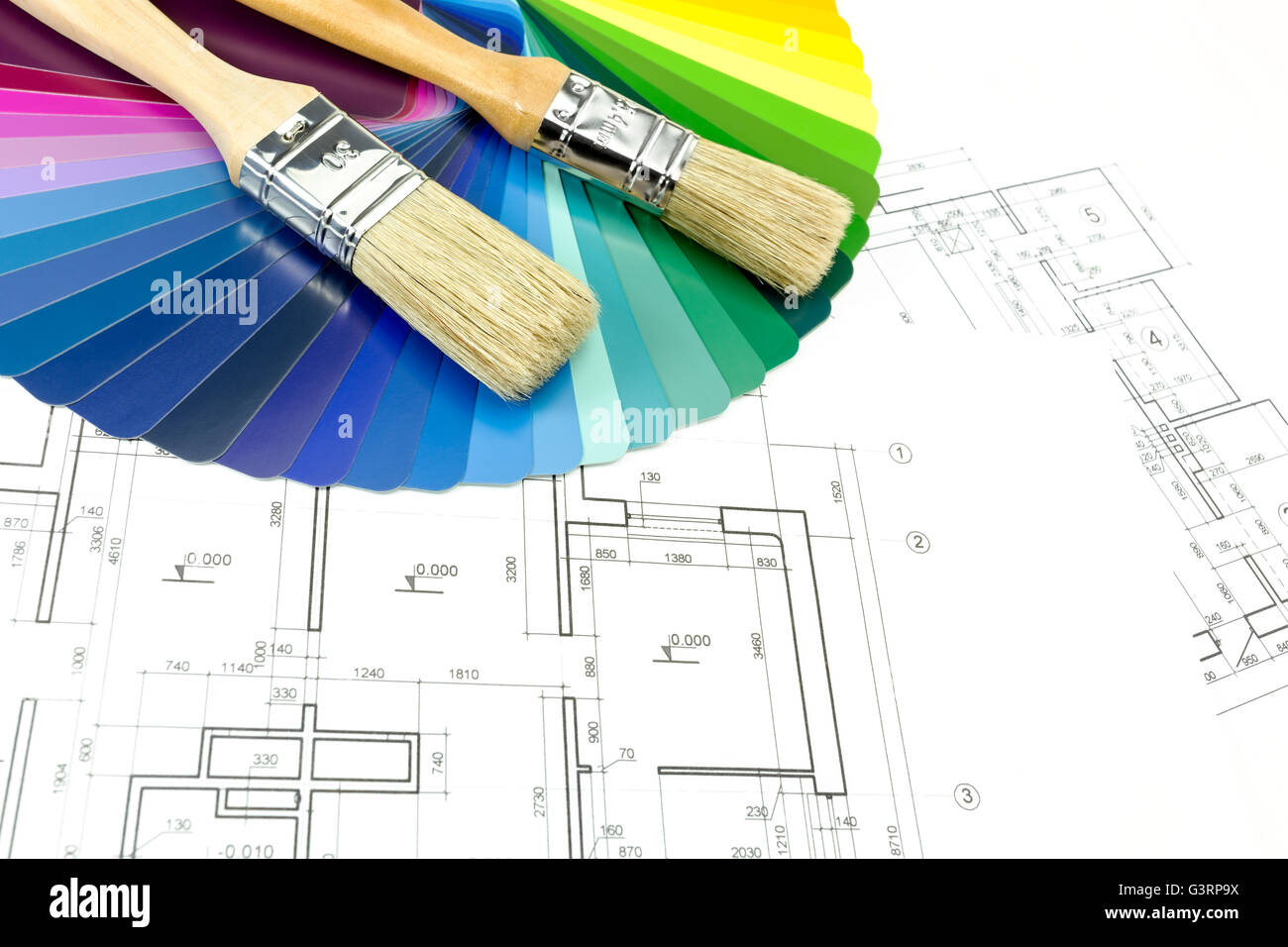 Pinsel und bunten Farbproben auf Haus plan Bauplan Hintergrund Stockfoto