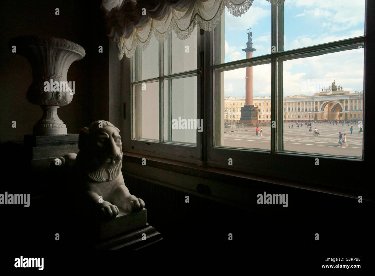 Sankt Petersburg Russland Alexander Spalte, Schlossplatz und genereal Personal Gebäude durch Fenster des Winter Palace gesehen Stockfoto