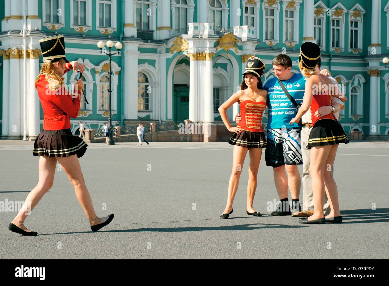 Sankt Petersburg Russland. unternehmungslustige junge Frauen als Palast Wachen für touristische Fotos vor dem Winter Palace darstellen Stockfoto