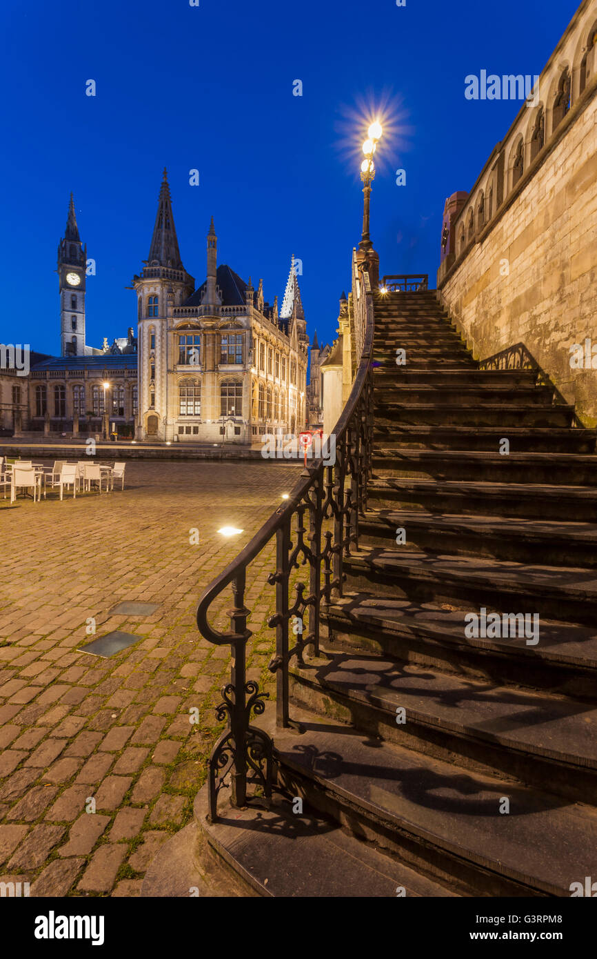 Abend in Gent Altstadt. Treppe zu St Michael's Bridge. Stockfoto