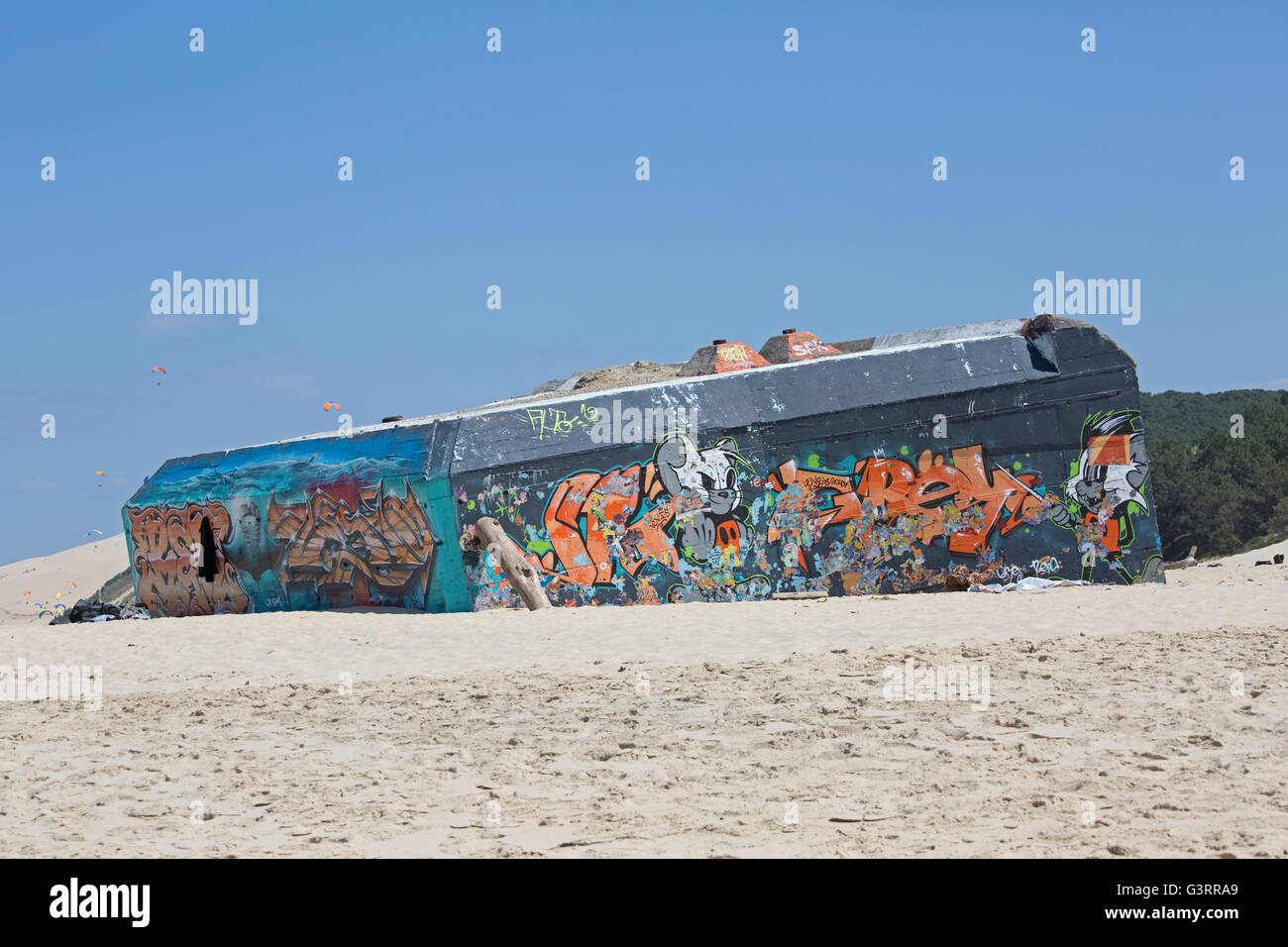 Küsten Befestigungsanlagen in Graffiti Düne von Pyla Südfrankreich abgedeckt Stockfoto