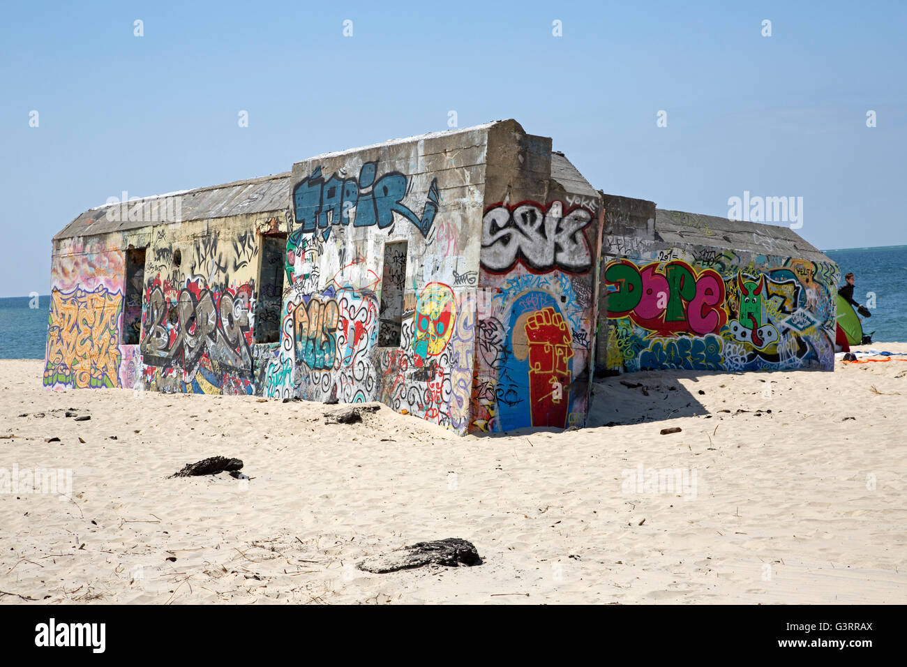 Küsten Befestigungsanlagen in Graffiti Düne von Pyla Südfrankreich abgedeckt Stockfoto