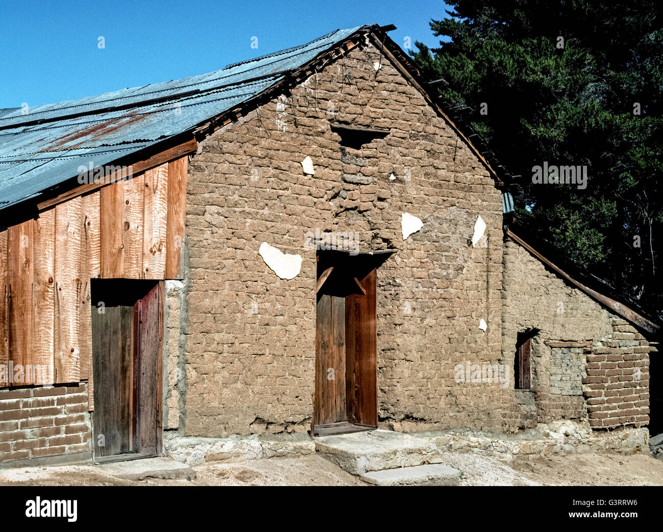 Adobe sonnengetrockneten Lehmziegeln sind in dieser exponierten Wand eines Altbaus der 1850er Jahre auf Warner Ranch gesehen, die als eine Postkutsche Stopp für die Butterfield Overland Mail-Linie und einen Handelsposten für Reisende auf der südlichen Emigrant Trail in Süd-Kalifornien, USA. Ein paar Stücke bleiben von den weißen Putz, der einmal die handgefertigte Ziegel abgedeckt. Die Struktur wurde inzwischen restauriert und ist ein Zustand und ein nationales historisches Wahrzeichen. Historisches Foto von 1977. Stockfoto