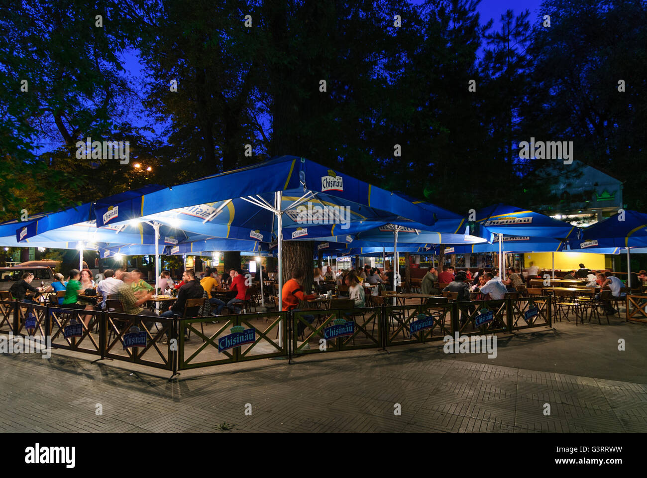 Open-Air-Restaurant im Park Parcul Catedralei, Moldawien, Chisinau (Kischinjow) Stockfoto