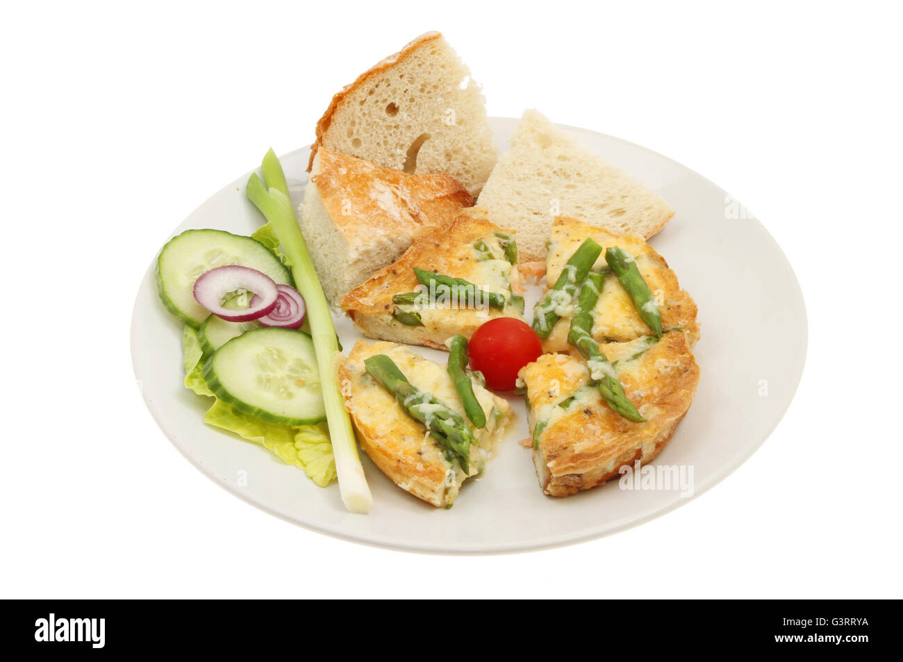 Spargel und Käse Frittata mit Salat und knuspriges Brot auf einem Teller isoliert gegen weiß Stockfoto