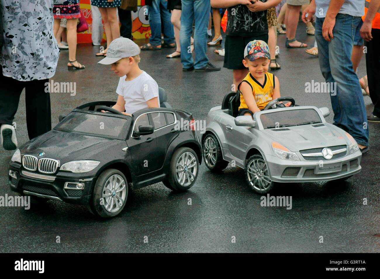 Sankt Petersburg, Russland. Jungen testen deutsche Import-Autos fahren auf Ostrowski-Platz beim jährlichen Tag der Stadt St. Petersburg festival Stockfoto