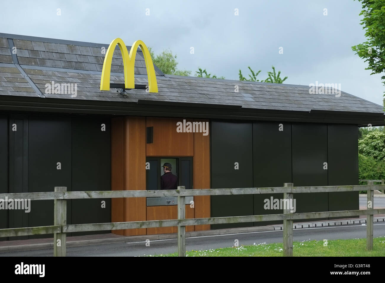 McDonalds-Fahrt durch Fast-Food-Restaurant in Corby, England, UK. Stockfoto