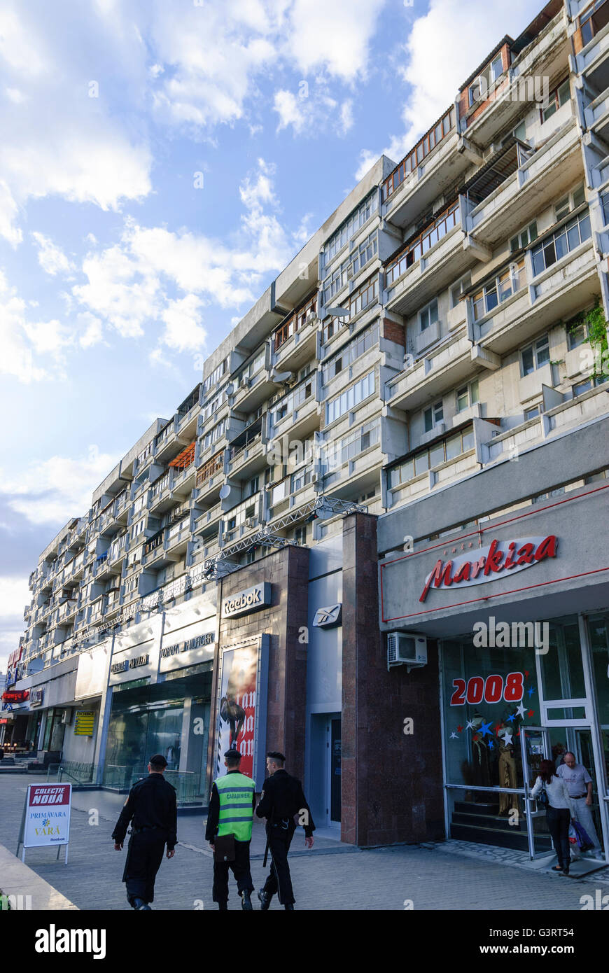 schäbige Block von Wohnungen, Wohnhaus, neue Geschäfte, Moldawien, Chisinau (Kischinjow) Stockfoto